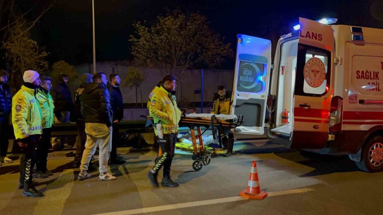 Bursa'nın Osmangazi ilçesinde motosiklet sürücüsü direksiyon hakimiyetini kaybederek bariyerlere çarptı