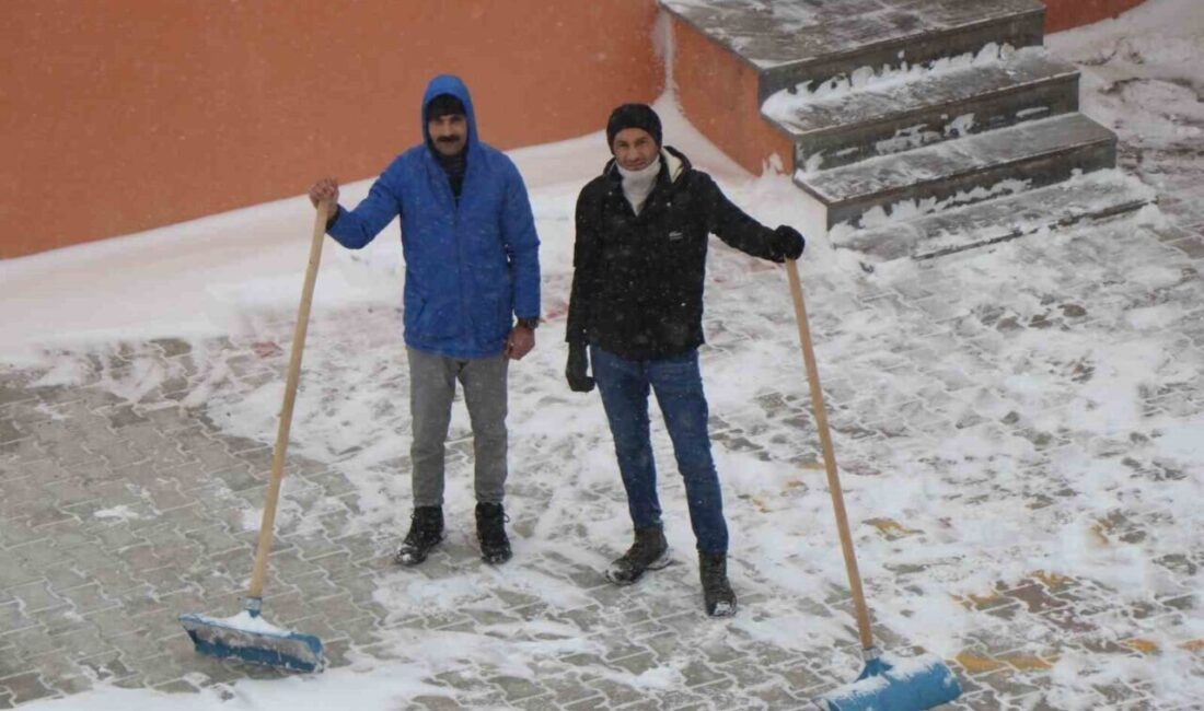 Diyadin’de Yağışlı Hava Şartları, Günlük Yaşamı Zora Soktu Ağrı'nın Diyadin ilçesinde etkili olan yoğun kar yağışı, yaşamı olumsuz