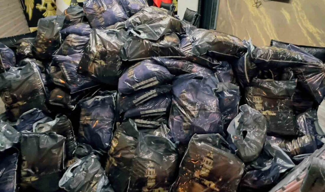 Diyarbakır’daki Kuyumcular ve Sarraflar Odası, 128 kız çocuğuna destek sağlayarak hediye paketleri dağıttı. Diyarbakır Kuyumcular ve Sarraflar Odası, ihtiyaç sahibi 128 kız çocuğuna
