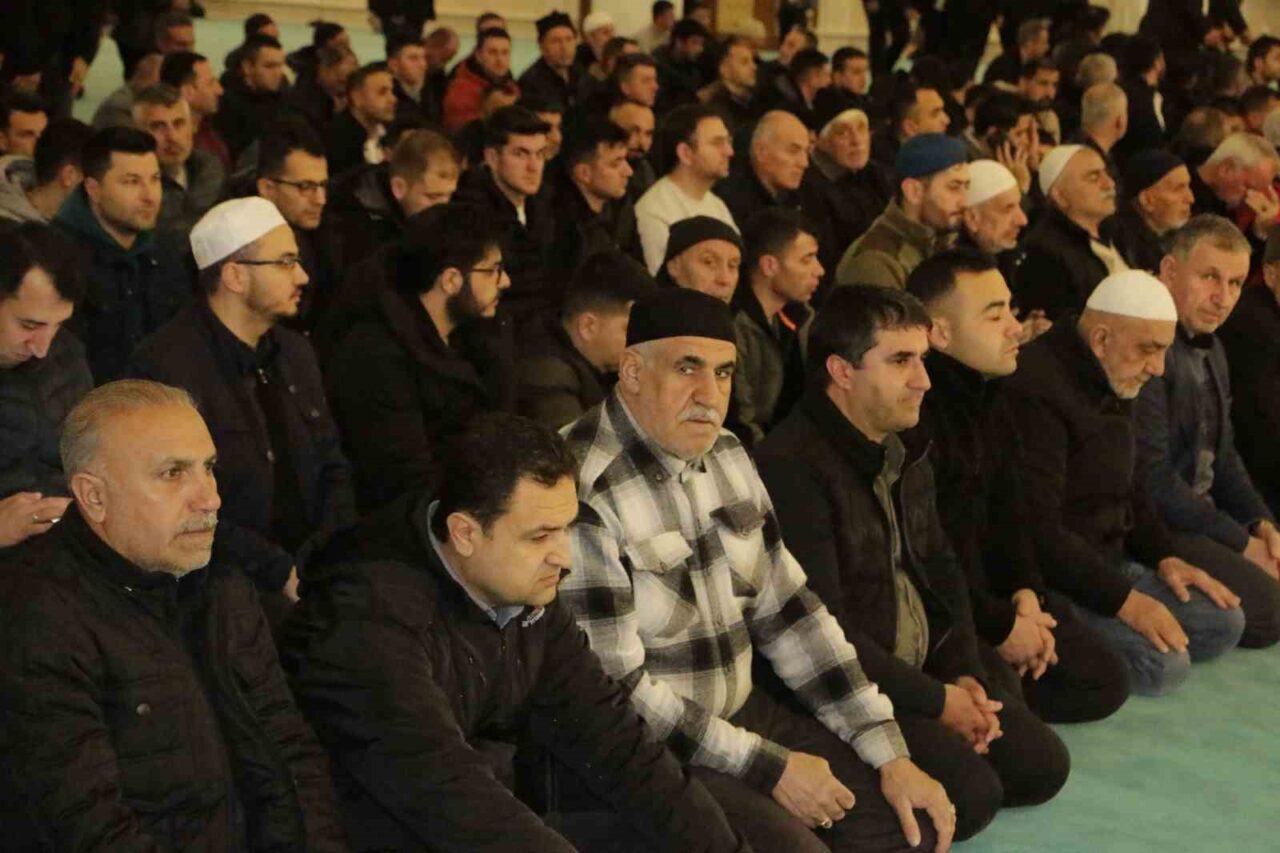 Diyarbakır'da Berat Kandili, Selahaddin Eyyubi Camii'nde düzenlenen programla kutlandı. Etkinlikte
