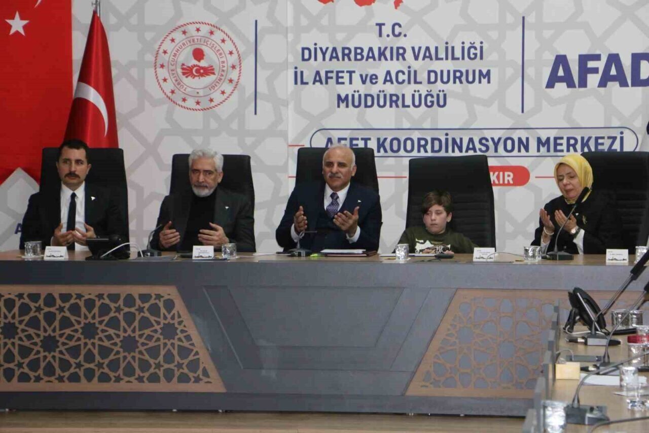 Diyarbakır'da, 6 Şubat 2023 tarihindeki Kahramanmaraş depremlerinde hayatını kaybedenleri anmak