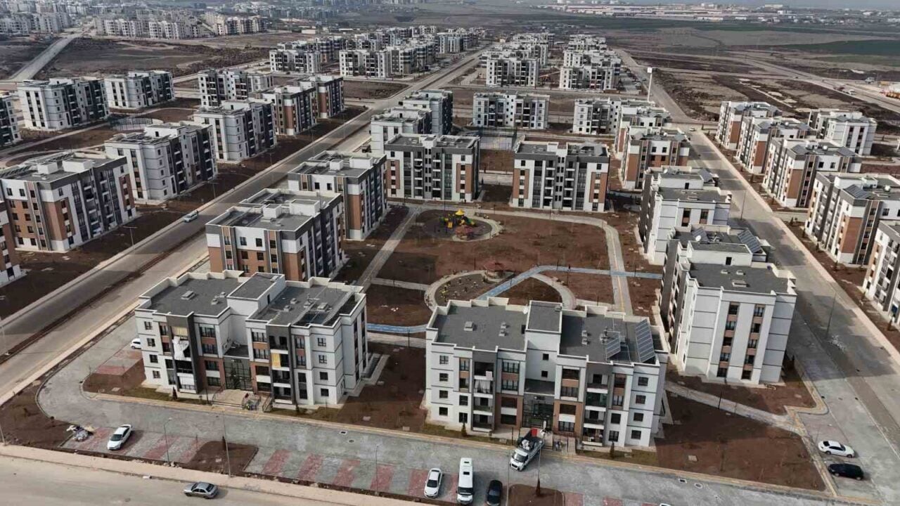 Diyarbakır'da 6 Şubat 2023'teki depremin yaraları sarılmaya devam etmekte. Vali