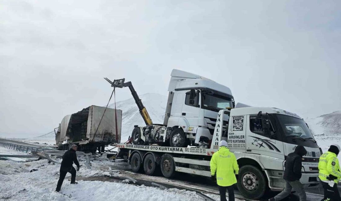 Doğubayazıt-Iğdır kara yolunda buzlanma nedeniyle cam yüklü tır devrildi, sürücü yaralandı Doğubayazıt-Iğdır kara yolunda bir cam yüklü tır buzlanma nedeniyle devrildi.