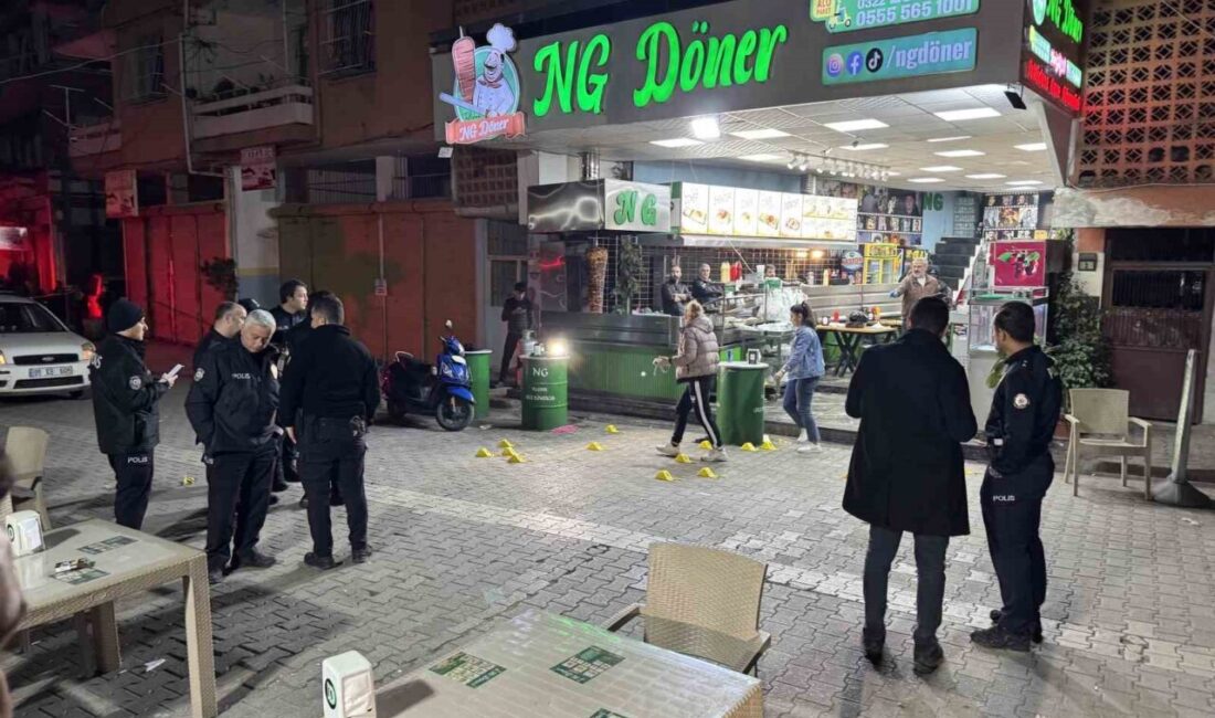 Adana’da Gece Döner Dükkanına Yapılan Silahlı Saldırıda İşletmeci Hayatını Kaybetti Adana'da bir dönerciye silahlı saldırı düzenlendi. Olayda ağır yaralanan Fevzi
