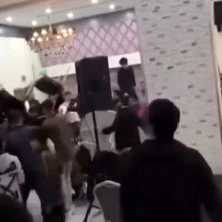 Alanya’da Düğün Salonunda Sahne Anlaşmazlığı Nedeniyle Kavga Çıktı Antalya'nın Alanya ilçesindeki bir düğün salonunda sahne çatışması nedeniyle yabancı