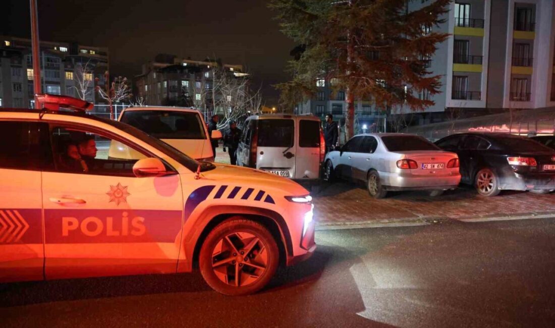 Konya’da polisle kovalamaca yaşayan ehliyetsiz sürücü ve arkadaşı yakalanarak gözaltına alındı Konya'nın Selçuklu ilçesinde devriye gezen polisler, dur ihtarında bulunduğu aracı