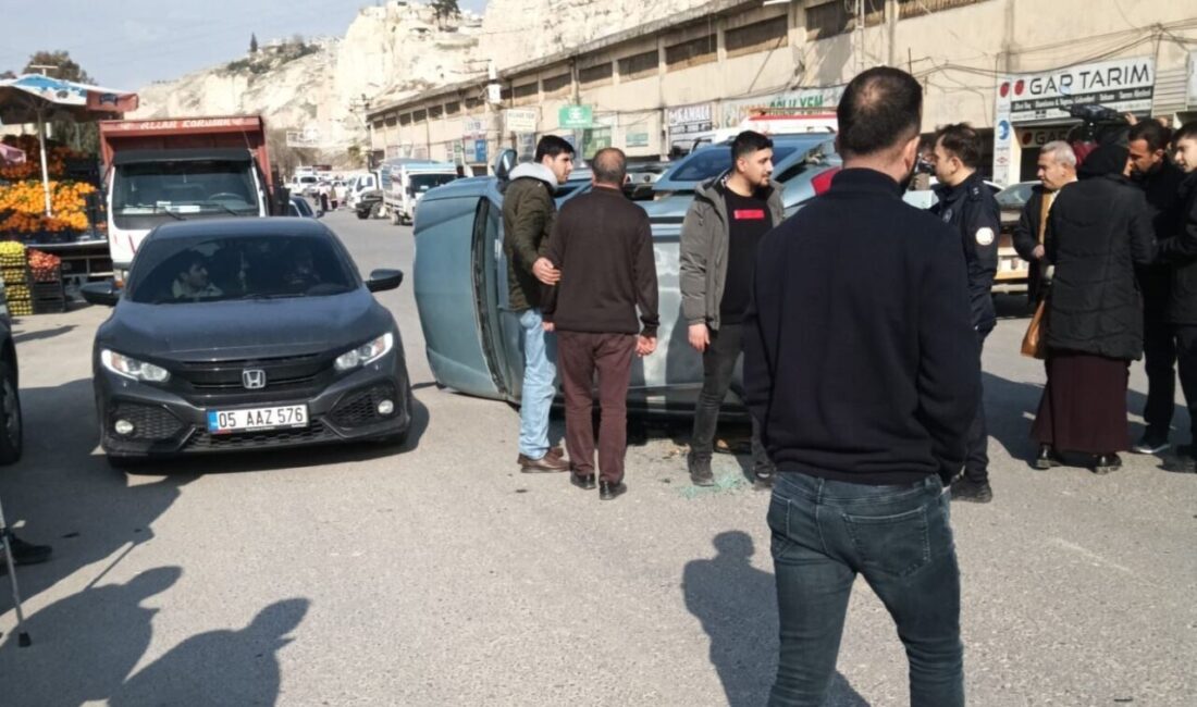 Birecik’te Düz Yolda Devrilen Araç Mahalleliyi Şaşırttı Şanlıurfa'nın Birecik ilçesindeki düz yolda devrilen 63 LV 147 plakalı