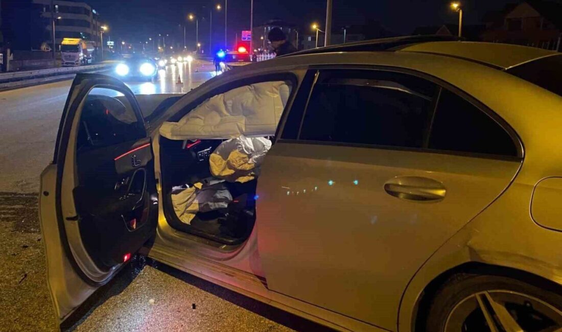Düzce’de bariyere çarpan otomobilin sürücüsü hastaneye kaldırıldı Düzce'de, E.E.U. yönetimindeki 81 AEF 764 plakalı otomobil kontrolden çıkarak