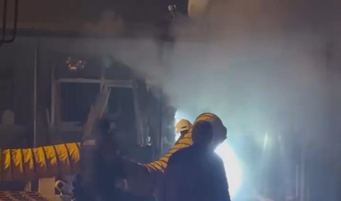 Düzce’de nalbur dükkanında çıkan yangın, itfaiye ekiplerinin zamanında müdahalesiyle evlere ulaşmadan söndürüldü. Düzce'nin Gölormanı köyünde Vedat Koç'a ait nalbur dükkanında çıkan yangın,