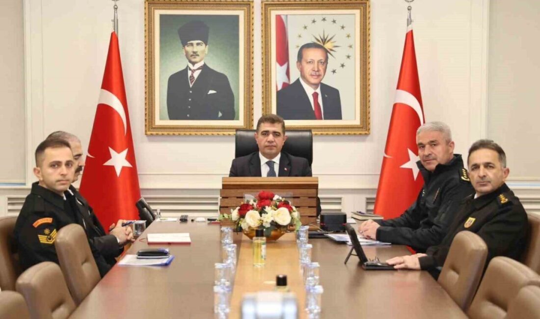 Düzce Valisi Selçuk Aslan, İçişleri Bakanı Yerlikaya’ya Asayiş Raporu Sundukları Toplantıda Bulundu Düzce Valisi Selçuk Aslan, İl Emniyet Müdürü İbrahim Ergüder ve