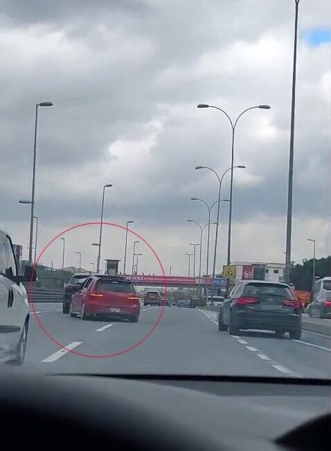 E-5 Karayolu’nda Trafikte Makas Atan Sürücü Anbean Kameraya Yansıdı E-5 Karayolu’nda bir sürücü, trafikte tehlikeli bir şekilde makas atarak