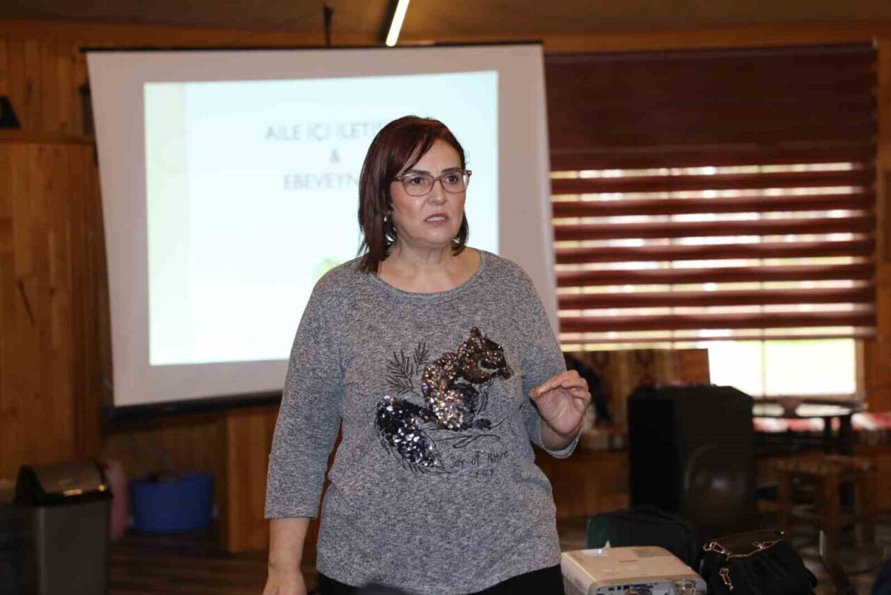 Körfez'de düzenlenen "Aile içi iletişim" söyleşisinde Psikolog Zeynep Doğanay, güçlü