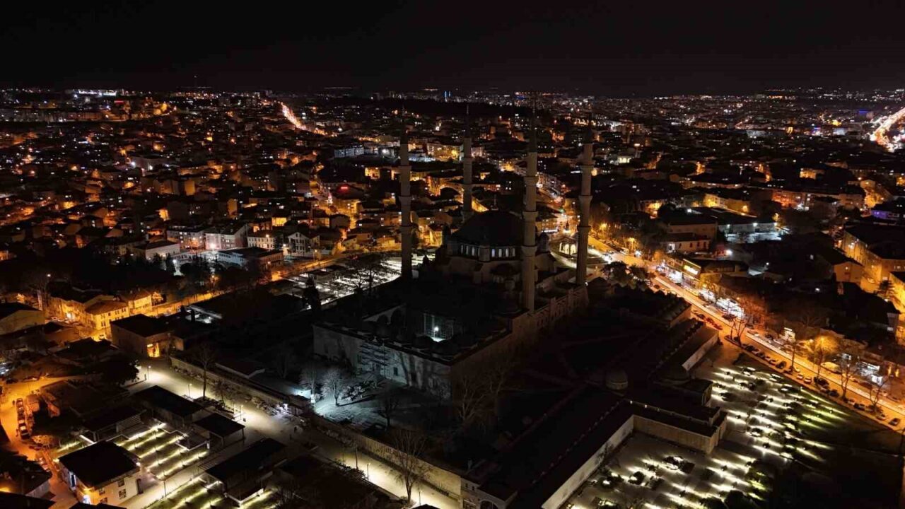 Edirne, Berat Kandili dolayısıyla camilerde dolup taştı. Selimiye, Eski ve