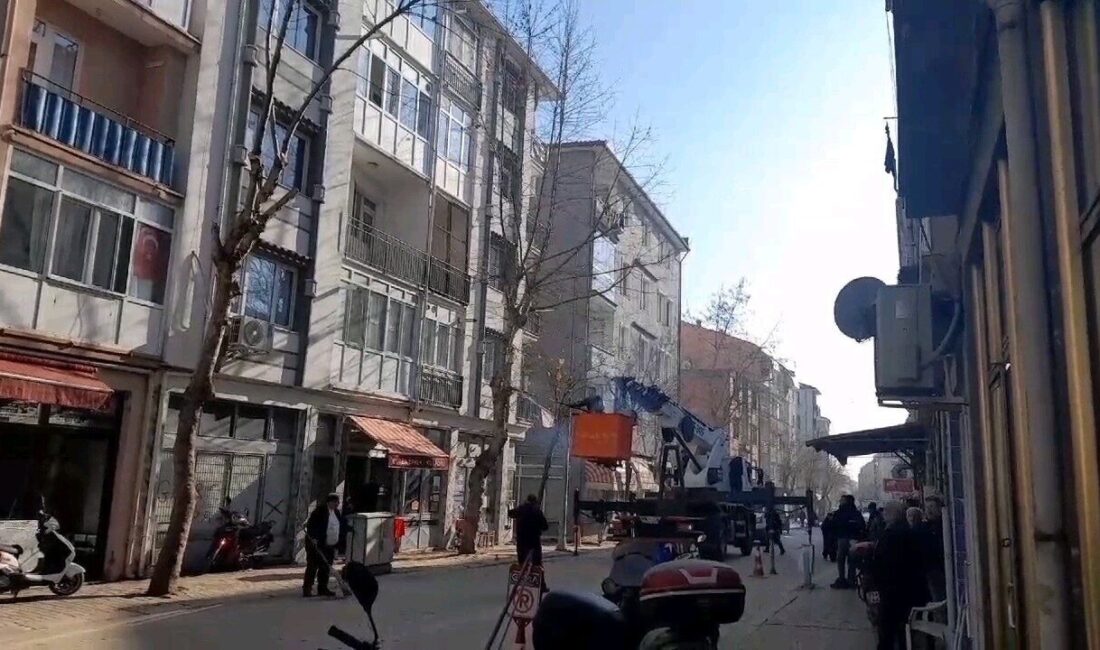 Edirne'de Uzunkaldırım Caddesi'ndeki tehlikeli ağaçların kesimi sırasında güvenlik önlemleri yetersiz
