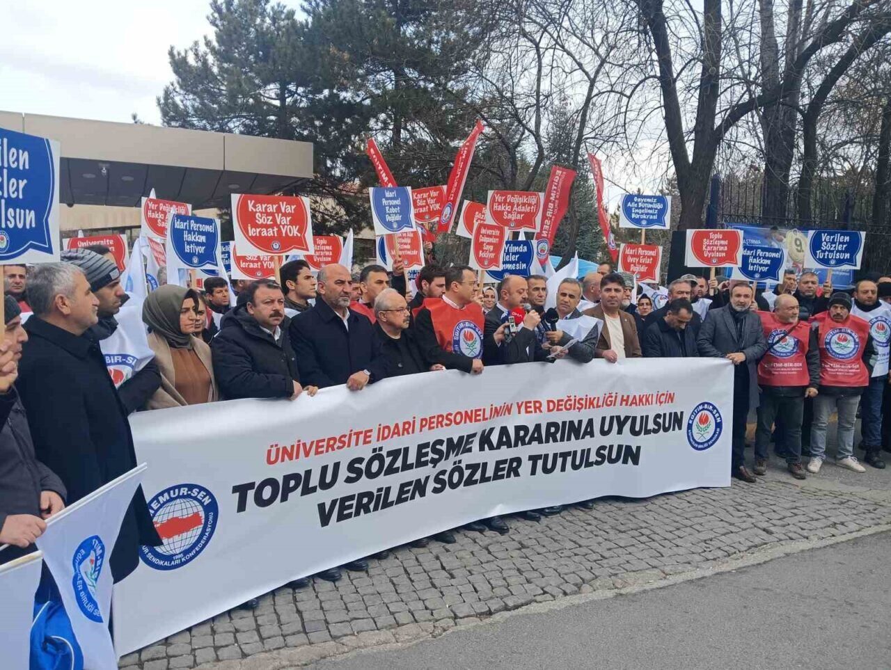 Eğitim-Bir-Sen üyeleri, üniversite personelinin yer değişikliği hakkının tanınmamasını protesto etmek