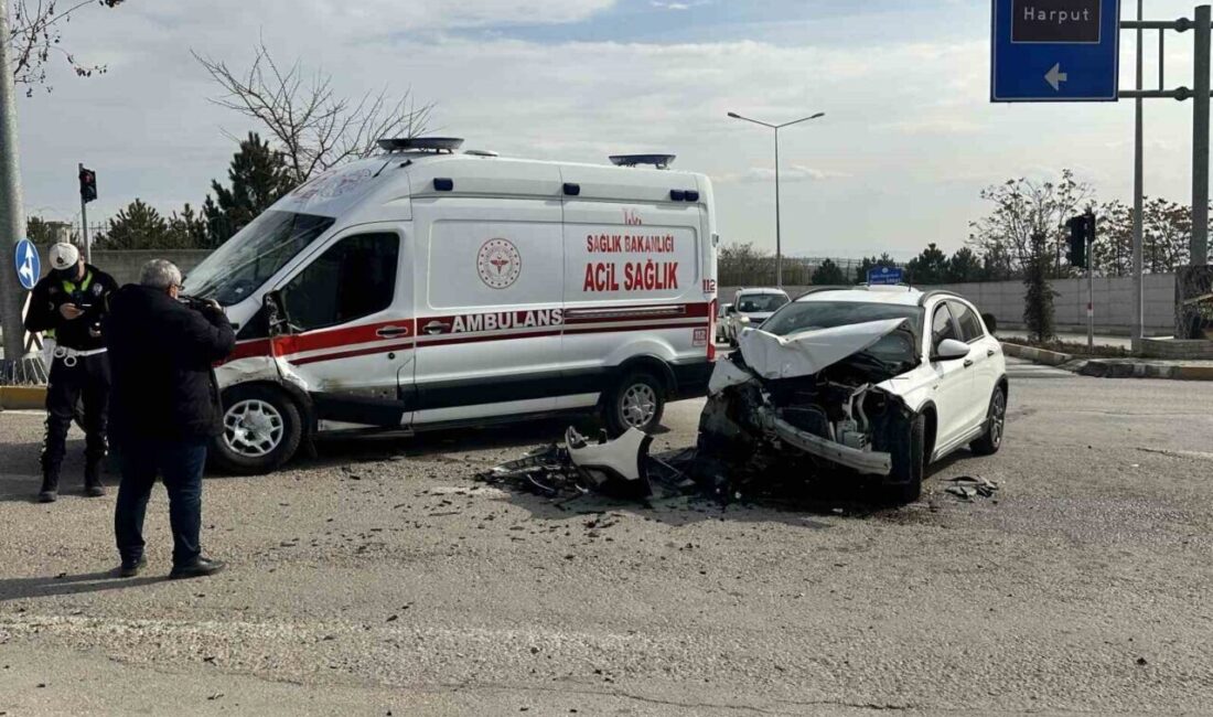 Elazığ’da Ambulans ve Otomobilin Çarpışması Sonucu Sürücüler Yaralandı Elazığ'da ambulans ile otomobilin çarpışması sonucunda sürücüler Ş.M.B. ve N.G.