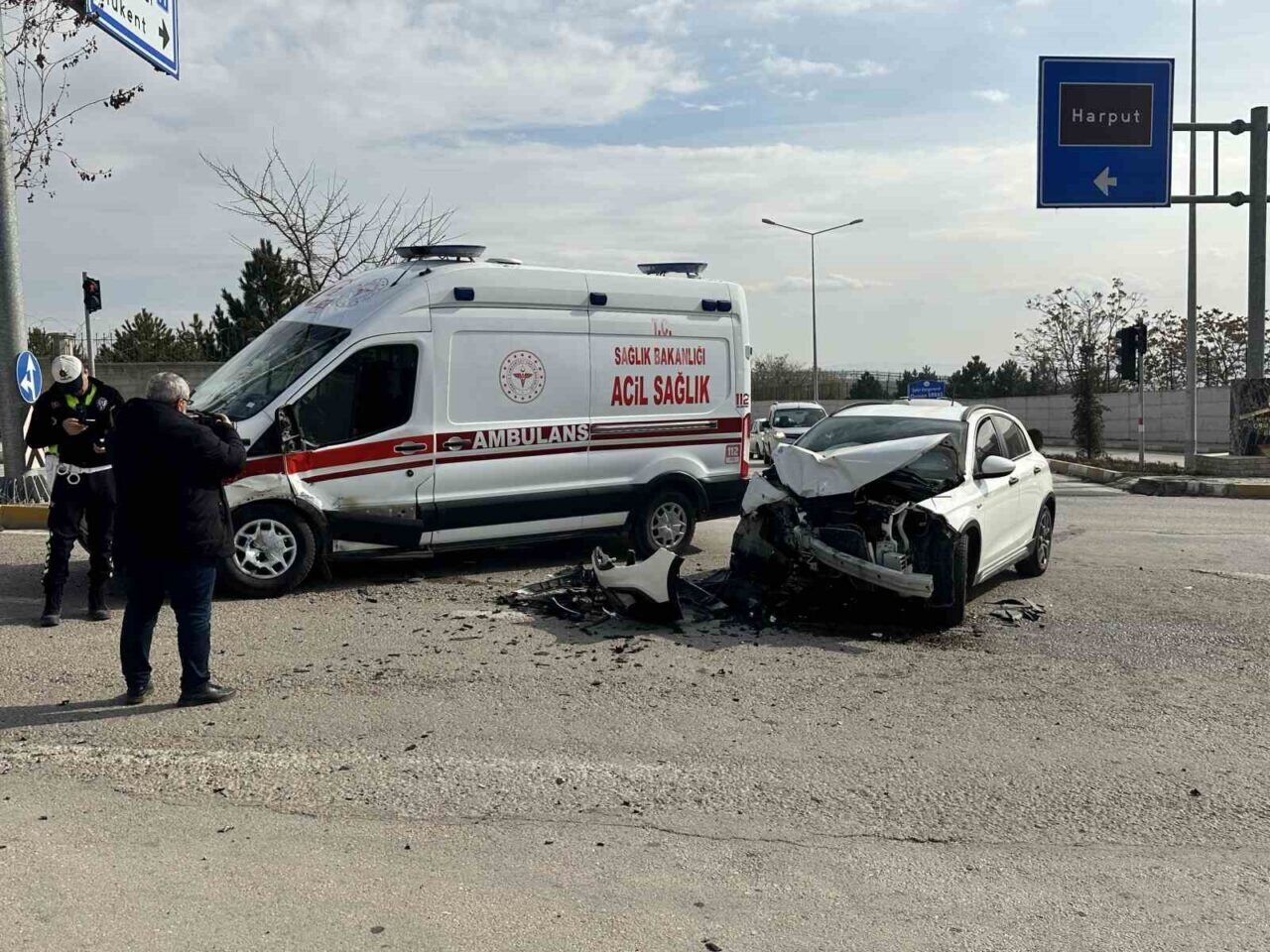 Elazığ'da ambulans ile otomobilin çarpışması sonucunda sürücüler Ş.M.B. ve N.G.