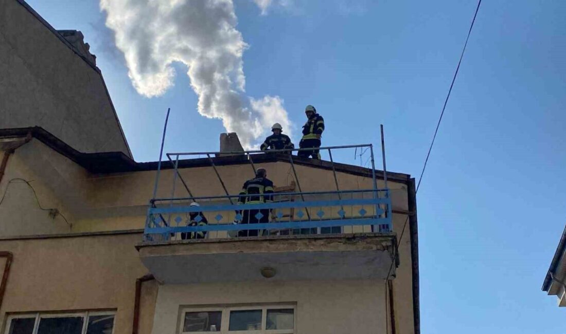 Elazığ’da 4 katlı binanın bacasında yangın çıktı, itfaiye müdahale etti. Elazığ'da İzzetpaşa Mahallesi'nde bulunan 4 katlı binanın bacasında çıkan yangın,