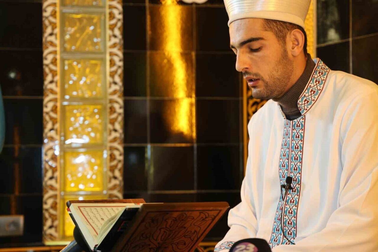 Elazığ'da Kahramanmaraş merkezli depremlerin ikinci yıl dönümünde İmam-ı Azam Camii'nde
