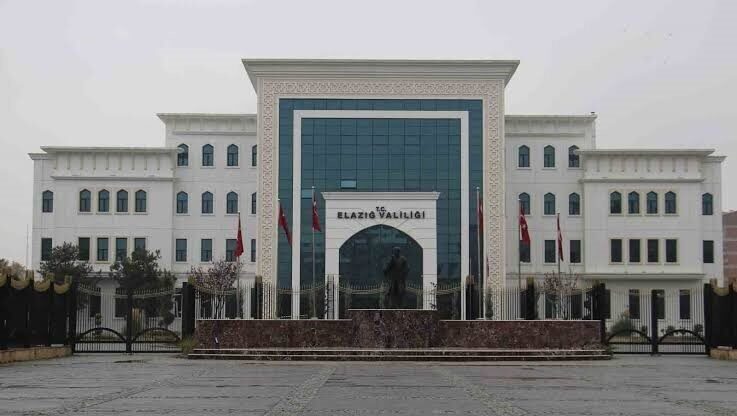 Elazığ’da kar yağışı nedeniyle eğitime bir gün ara verildi Elazığ Valisi Numan Hatipoğlu, kar yağışı beklentisi nedeniyle 6 Şubat'ta