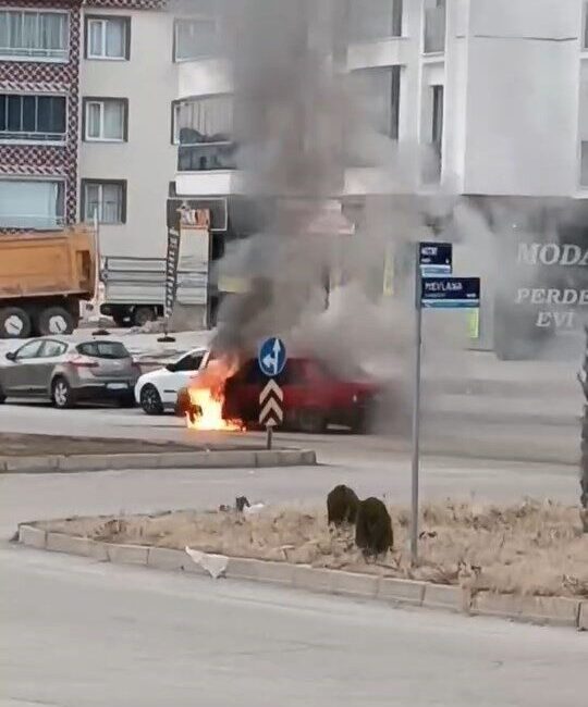 Elazığ’da Seyir Halindeki Fiat Tofaş Alev Alev Yandı, Araç Tanınmaz Hale Geldi Elazığ'da seyir halindeki bir Fiat Tofaş aracı, Ulukent Mahallesi Mevlana