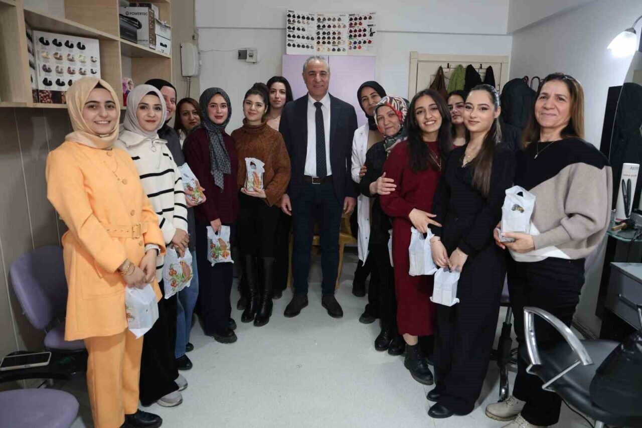 Elazığ Halk Eğitim Merkezi, kuaförlük kursundaki kadınlara cilt bakım seti