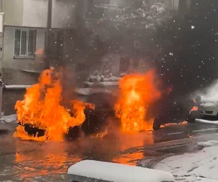 Elazığ’da Park Halindeki Araçlar Yangın Çıkararak Alev Alev Yandı, İtfaiye Olay Yeri İçin Sevk Edildi Elazığ’ın Kültür Mahallesi'nde park halindeki araçlar alev alarak yanmaya başladı.