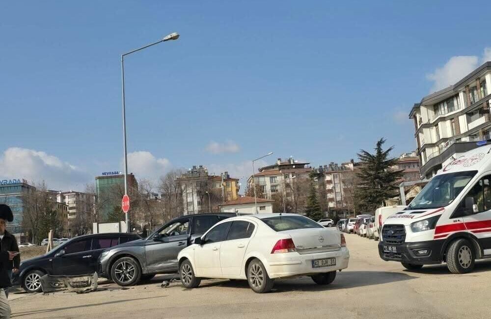 Elazığ’da trafik kazasında bir kişi yaralandı, polis olay yerinde incelemelerde bulundu. Elazığ'da Ataşehir Mahallesi'nde iki otomobilin çarpışması sonucu bir kişi yaralandı.