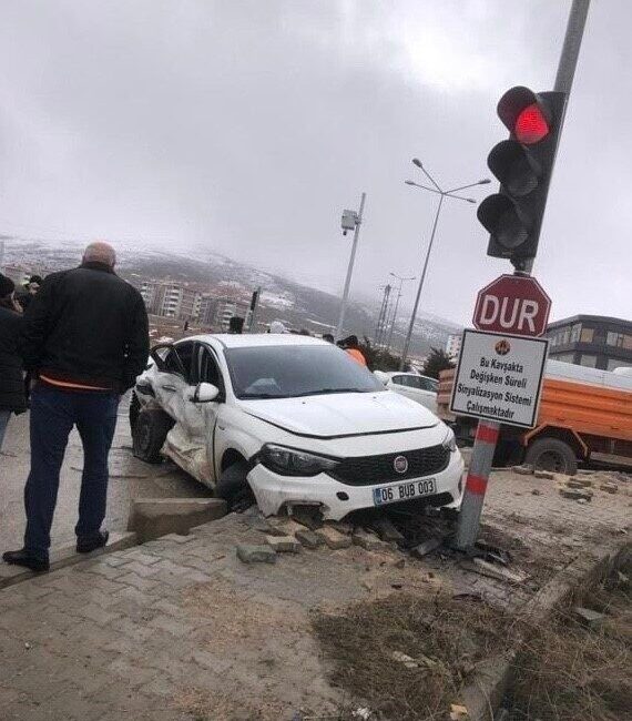 Elazığ’da trafik kazasında 5 kişi çeşitli yerlerinden yaralandı Elazığ'da Güney Çevre Yolu'nda A.A. yönetimindeki kamyonet ile M.A.A.'nın kullandığı
