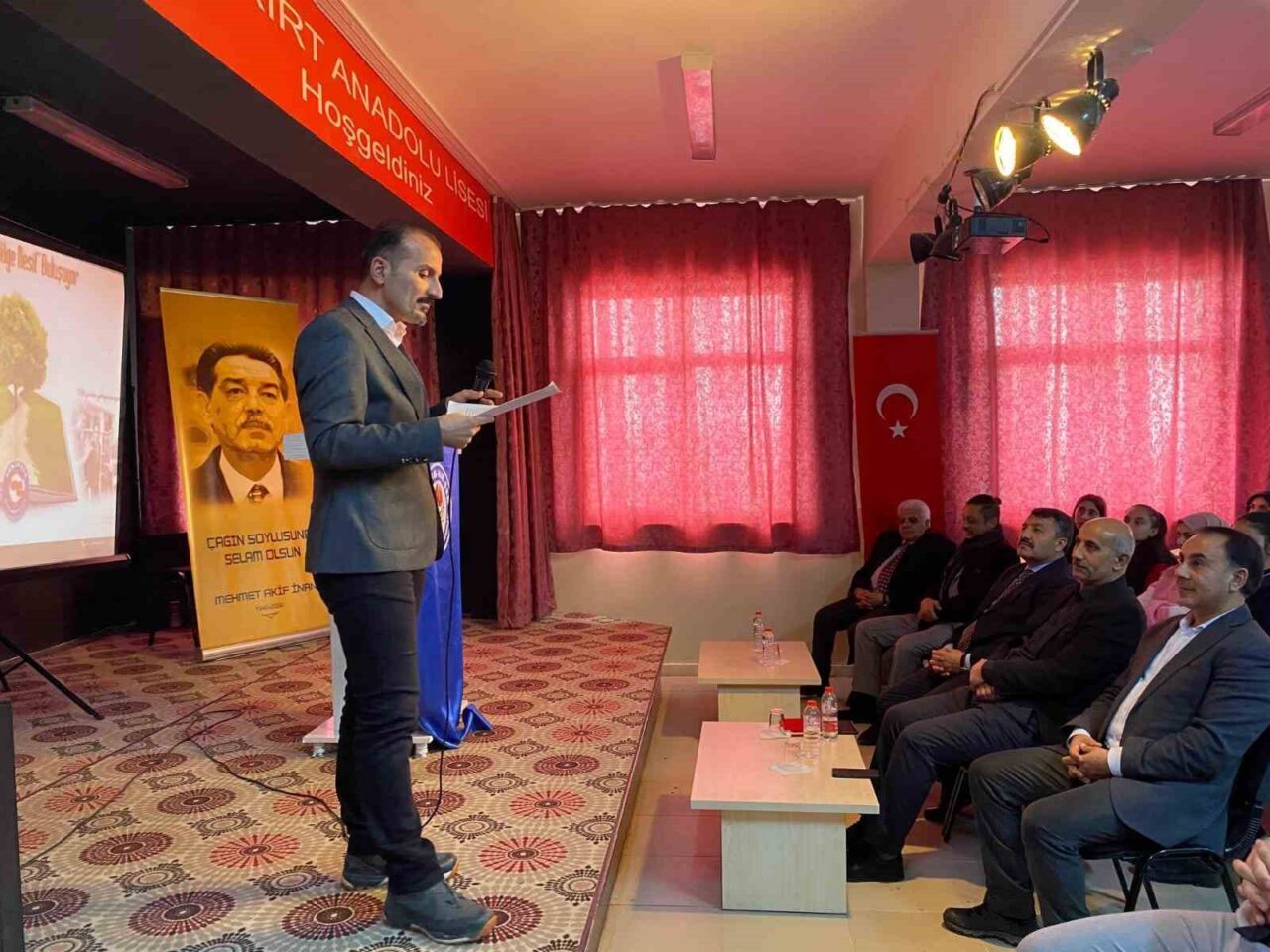 Ağrı'nın Eleşkirt ilçesinde Eğitim Bir Sen'in düzenlediği "Bir Bilenle Bilge