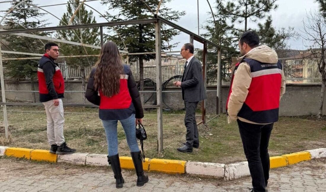 Emet Tarım ve Orman Müdürlüğü ekibi, Gazi Emet İlkokulu’nu ziyaret ederek okul personeline tarımsal eğitimler verdi. Emet İlçe Tarım ve Orman Müdürlüğü, Gazi Emet İlkokulu'nu ziyaret