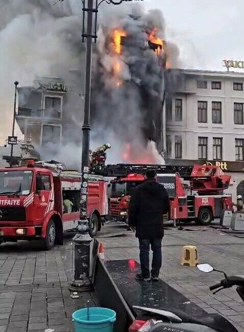 Eminönü Meydanı’ndaki binanın dış cephesinde çıkan yangın, itfaiye ekiplerini harekete geçirdi. Eminönü Meydanı'ndaki bir binanın dış cephesinde sıradışı bir yangın meydana