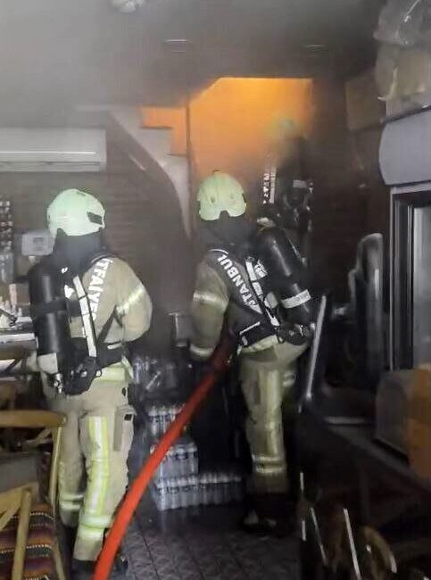 Eminönü’ndeki Restoranın Dış Cephesinde Yangın Çıktı, İtfaiye Anbean Görüntüledi Eminönü Meydanı’ndaki bir restoranda çıkan yangın, itfaiye kameraları tarafından kaydedildi.