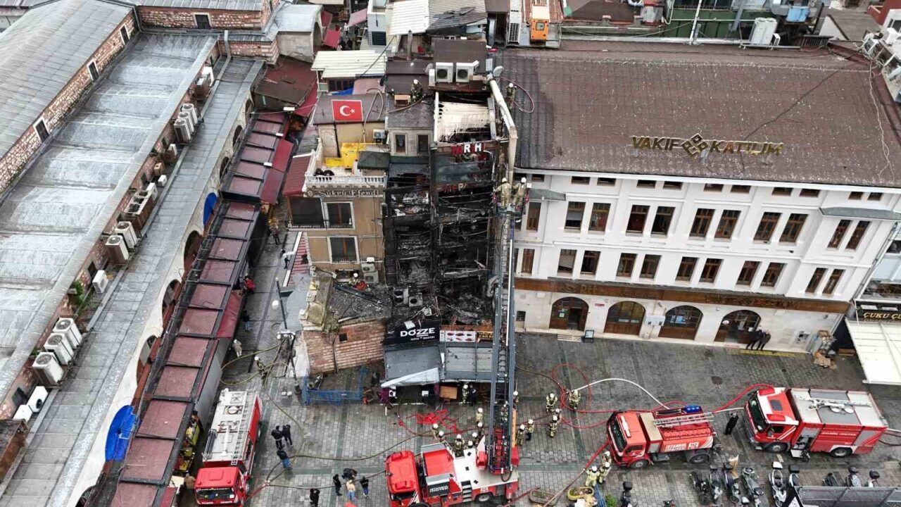 Eminönü'nde, Mısır Çarşısı yakınındaki 5 katlı restoranın bacasından çıktığı belirtilen