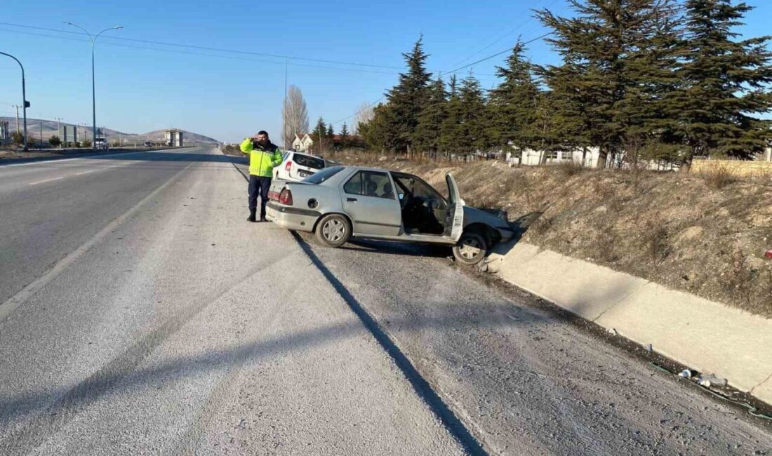 Emirdağ’da Otomobil ile Tır Çarpıştı, 3 Yaralı! Afyonkarahisar'ın Emirdağ ilçesinde meydana gelen trafik kazasında C.Ç. yönetimindeki otomobil,