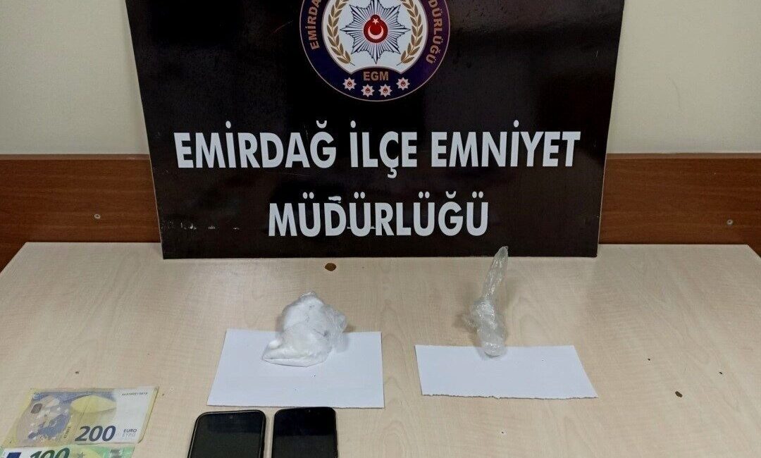 Emirdağ’da polis operasyonunda çeşitli uyuşturucular ve suç unsurları ele geçirildi Emirdağ'da düzenlenen polisiye operasyonunda çeşitli miktarlarda uyuşturucu madde, cep telefonları