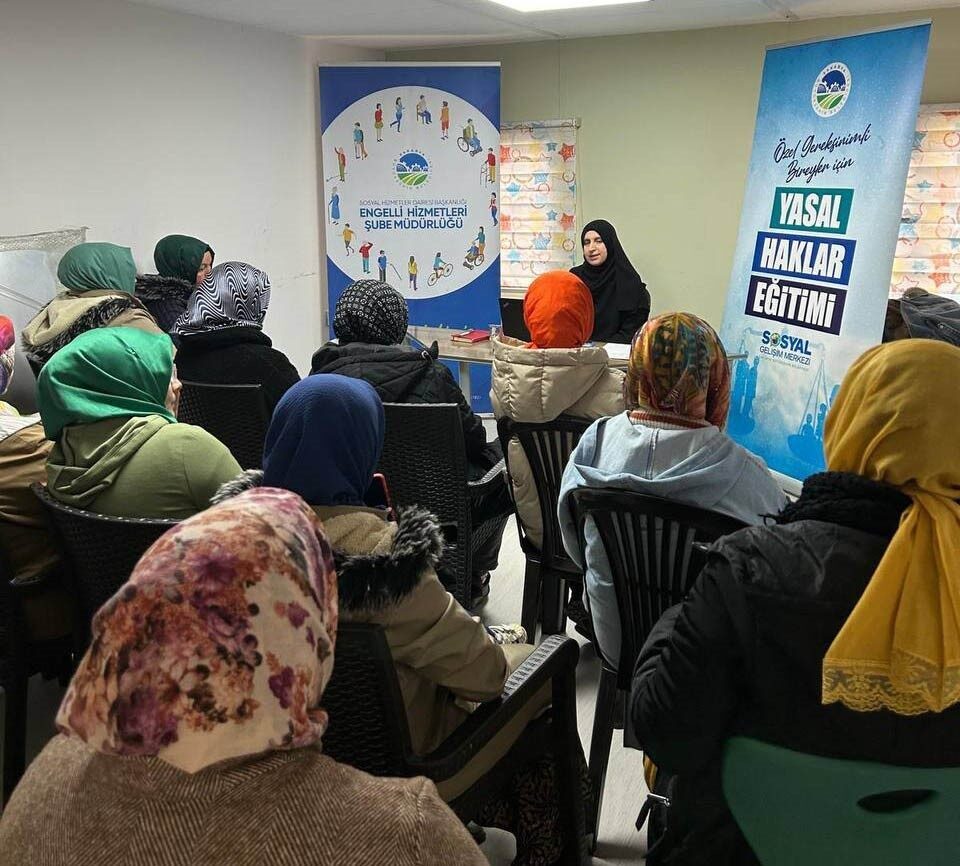 Sakarya Büyükşehir Belediyesi, Ferizli'de düzenlenen "Yasal Haklar Eğitimi" seminerinde uzman