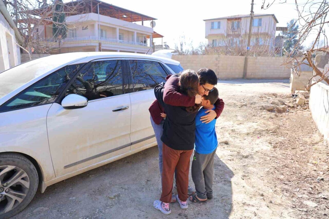Kahramanmaraş'taki depremlerde yıkılan evinden kurtarılan Güneş ailesi, genç öğretmen Enes