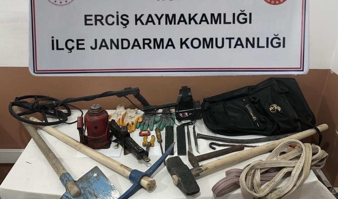 Erciş’te Jandarma, Kaçak Kazı Yapan 4 Kişiyi Suçüstü Yakaladı Van'ın Erciş ilçesinde jandarma, kaçak kazı yapan 4 kişiyi suçüstü