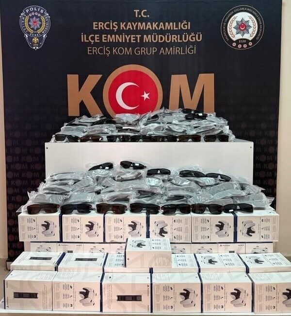 Erciş’te Gümrük Kaçağı Malzemelerle Dolu İş Yerine Operasyon Düzenlendi Van'ın Erciş ilçesinde gerçekleştirilen bir operasyonla gümrük kaçağı 350 güneş