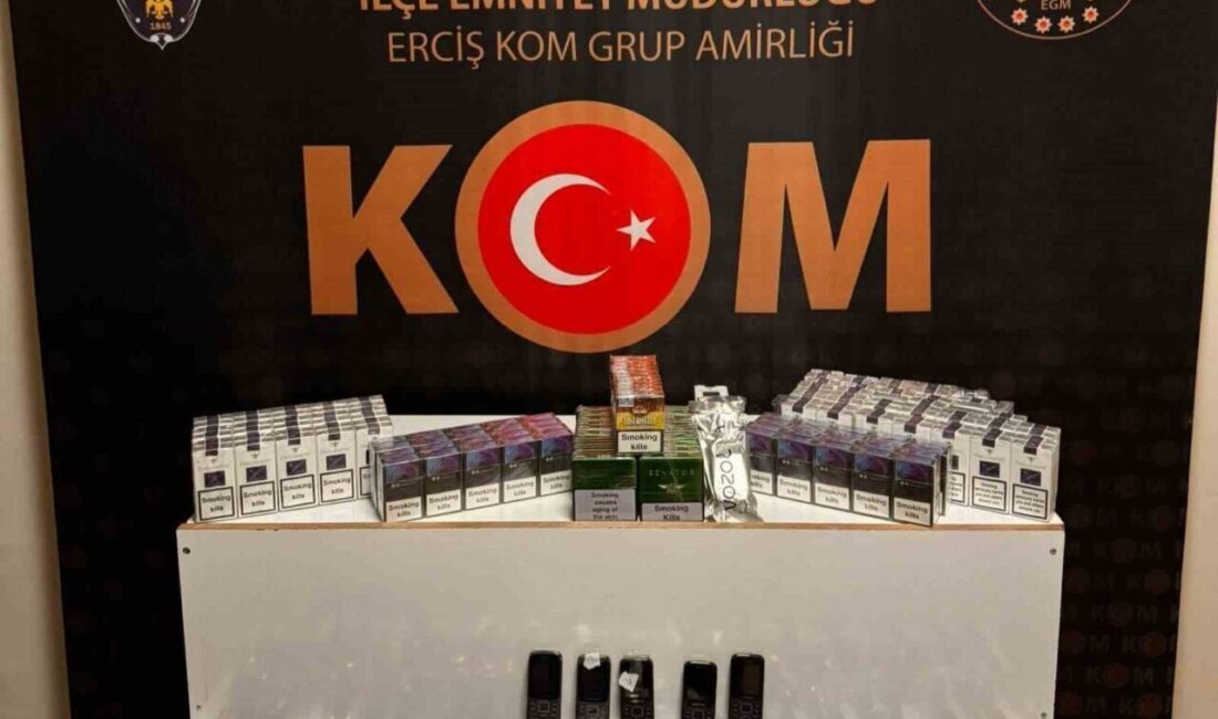 Erciş’te Gümrük Kaçağı Ürünlere Yönelik Operasyonda Çok Sayıda Malzeme Ele Geçirildi Van'ın Erciş ilçesinde düzenlenen operasyonda, 5 cep telefonu, 79 kol