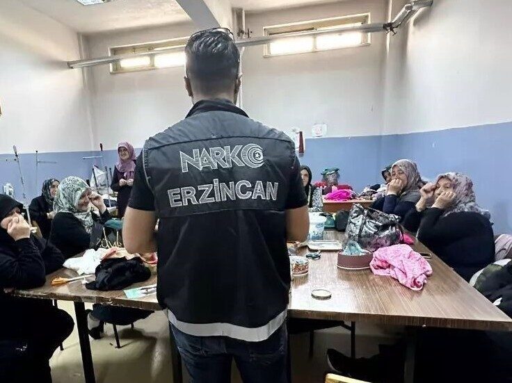 Erzincan’da Narkotik Ekipleri, Uyuşturucu ve Bağımlılıkla Mücadele İçin Vatandaşları Bilgilendirdi Erzincan İl Emniyet Müdürlüğü Narkotik Suçlarla Mücadele Şube Müdürlüğü, "NARKOANNE"