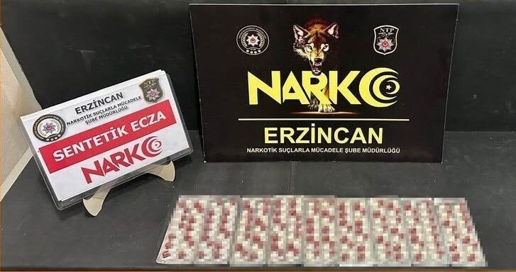 Erzincan’da Uyuşturucu Ticareti Yapan Bir Şahıs Yakalandı, 126 Adet Sentetik Ecza Ele Geçirildi Erzincan'da Narkotik Suçlarla Mücadele Şube Müdürlüğü ekipleri, uyuşturucu madde ticaretiyle
