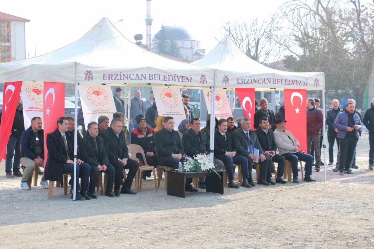 Erzincan'da kar yağışının ardından küçükbaş hayvan yetiştiricilerine destek verildi. İl