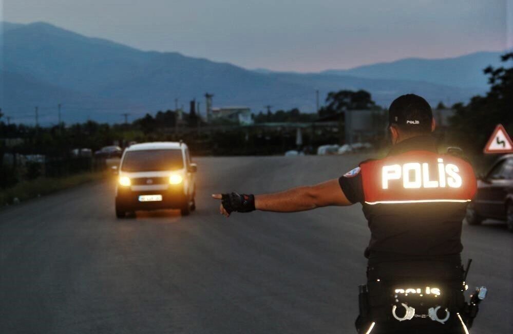 Erzincan’da Aranan 18 Kişi Yakalandı, Toplamda 50 Yıl Hapis Cezası Bulunuyor Erzincan İl Emniyet Müdürlüğü, son bir haftada aranan 18 kişiyi