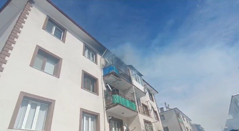 Erzincan’da meydana gelen yangın, itfaiyenin etkili müdahalesi sayesinde kısa sürede söndürüldü. Erzincan'da Yunus Emre ve Yavuz Selim mahallelerinde meydana gelen yangın,