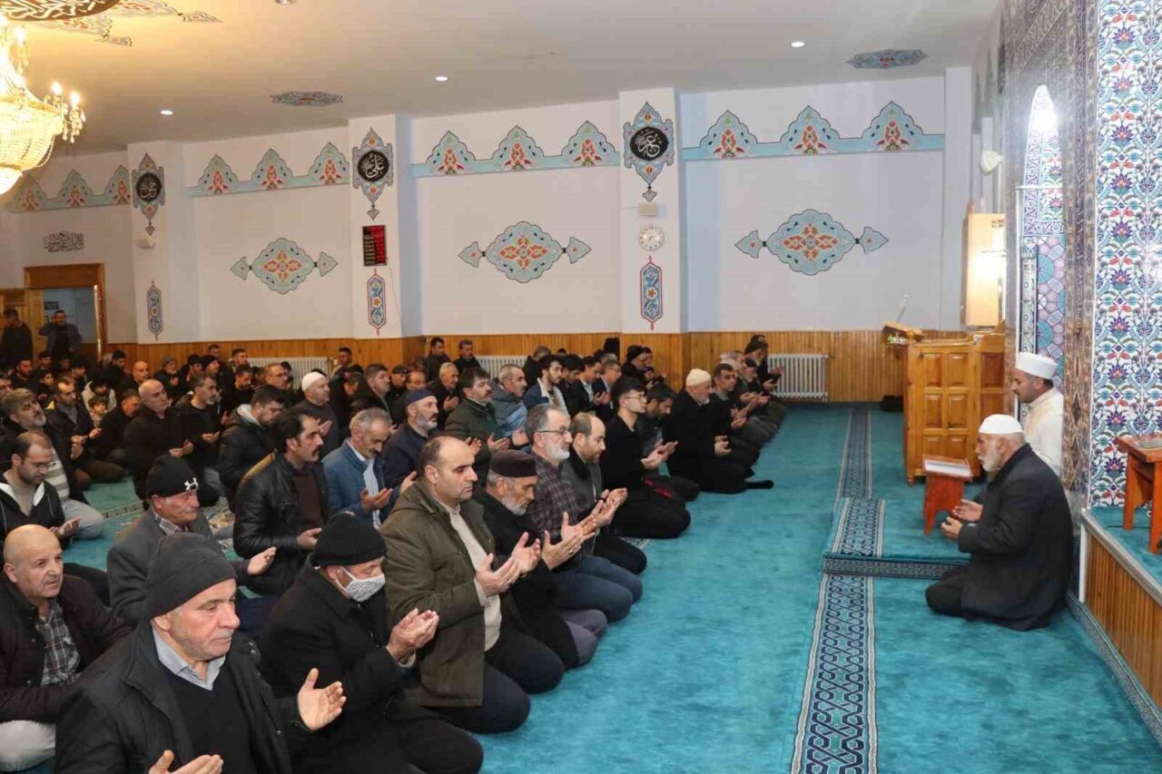 Berat Kandili, Erzurum'un Oltu ilçesinde dualarla kutlandı. Oltu Merkez Camii