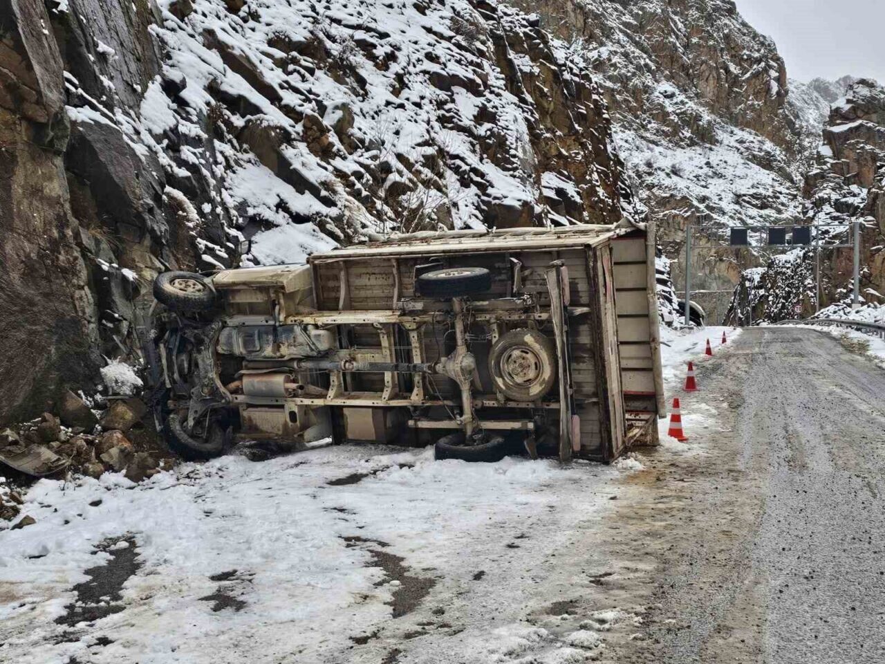 Erzurum'un İspir ilçesinde kar yağışının ardından kayganlaşan yolda kayalıklara çarpan