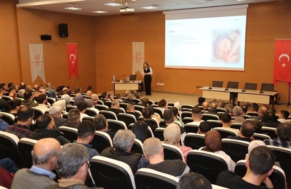 Erzurum’da sağlık çalışanlarına stresle başa çıkma ve sağlık bilgisi sunumu yapıldı. Erzurum'da düzenlenen "Stresle Mücadele ve Sağlık Konferansı", sağlık personelinin iyilik