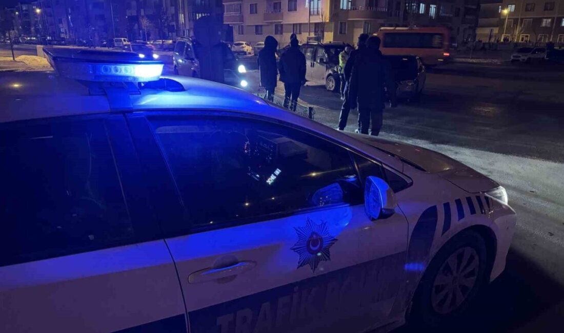 Erzurum’da iki aracın çarpışması sonucu 4 kişi yaralandı, tedavi altına alındılar. Erzurum'da iki aracın çarpışması sonucu meydana gelen kazada dört kişi